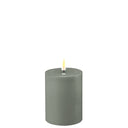DeluxeHomeart LED kaars met een wasachtig oppervlak in de kleur salvie groen met een diameter van 7,5 cm en een hoogte van 10 cm.