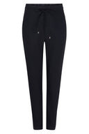 Zwarte Zoso travelbroek model amber met smalle pijpen en elastische tailleband