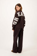 Zusss sweater in de kleur donker choco met witte DREAM-opdruk
