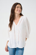 Witte blouse van het merk Cream met 3/4 mouwen en parelmoer knoopjes