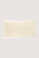 Zusss kussen met subtiel patroon in de kleur offwhite, liggend op een bank.