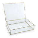 Een rechthoekige glazen box met een gouden metalen frame van vtwonen