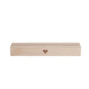 Houten kaartenstandaard van 15 cm lang in naturel kleur met een subtiel hartje aan de voorzijde.