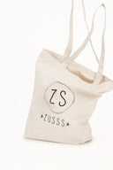 Zusss shopper gemaakt van ecru gekleurd katoen met het Zusss logo.