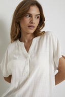 Kaffe blouse in de kleur chalk met korte mouwen en een knoopsluiting bij de hals