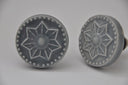 Ronde meubelknop Coin L in grijs keramiek met metalen details