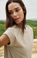 Mouwloos YAYA shirt in beige/bruin met ronde hals en schouderknoopjes.