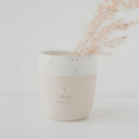 Mok hello new day van keramiek in de kleur naturel en crème met blinddruk