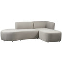 Zandkleurige WOOOD tuinbank chaise longue met afgeronde vormen in een buitenomgeving.