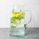 Groene karaf van Urban Nature Culture gemaakt van gerecycled glas met een ruim handvat