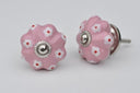 Decoratieve roze keramieken knop met bloemmotief en geschulpte rand