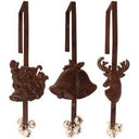 Decoratieve deurhanger in roestbruine kleur met een afbeelding van een kerstklok en een rendier