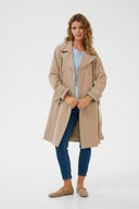 Zandkleurige trenchcoat van Cream met knoopsluiting en tailleceintuur