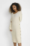 Cream jurk gebreid in de kleur creme met knoopdetails aan de zijkant.