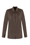Donkerbruine G-maxx blouse van travelstof op een hanger.