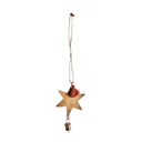 Decoratief hangertje van Madam Stoltz in de vorm van een goudkleurige metalen ster met een jute koord en een roestkleurig kwastje.