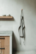 Lichtgrijs keukenschort van stonewashed katoen van het merk Leeff