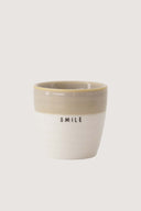 Zusss espressomok met zandkleurige dip en de tekst smile aan de voorzijde