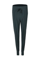 Donkergroene G-maxx travel broek met slanke pijpen en elastische tailleband.