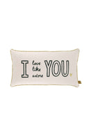 Langwerpig Zusss kussen met de tekst 'i love like adore you', uitgevoerd in peper/zout, caramel en grijs met een gestreepte rand.