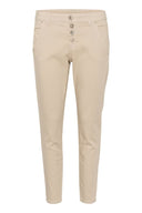 Cream broek 7/8 in de kleur oatmeal, getoond in een regular fit model