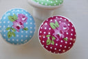 Porseleinen deurknopje genaamd Knopje polka, fuchsia met een bloemdecoratie.