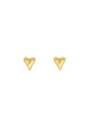 Een paar minimalistische hartjesoorbellen in de kleur goud van het merk Zusss.