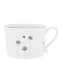 Bastion Collections mok l flower in wit aardewerk met blauwe bloemprint en zwart hartje