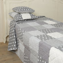 Grijze quilt 180x260 cm met sterrendessin en gebreide blokken in crème en wit