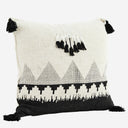 Zwarte en offwhite Madam Stoltz kussenhoes met tassels