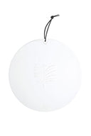 Wit keramieken wandbordje van Zusss met een diameter van 20 cm en een takjesprint.