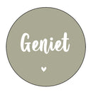Ronde olijfgroene muurcirkel van Label-R met de tekst geniet in witte letters.