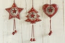 Rode decoratieve hanger in de vorm van een hart, ster of kerstboom