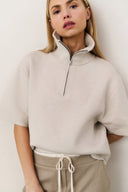 YAYA sweater in de kleur chalk white met korte mouwen en halve ritssluiting.
