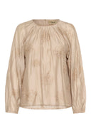 Cream blouse in de kleur cobblestone met ronde hals en lange mouwen