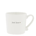 Witte mok van Bastion Collections met de tekst just love in donkergrijs