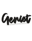 Zwarte houten tekst Geniet van het merk Zoedt, staand op een ondergrond.