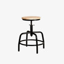 Zwarte metalen draaikruk van New Routz met houten zitting en industrieel design