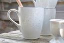 Zandkleurige mok met oor uit de Broste Copenhagen Nordic Sand collectie.