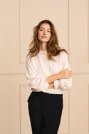 Cream blouse in de kleur snow white met opstaande kraag en ruches